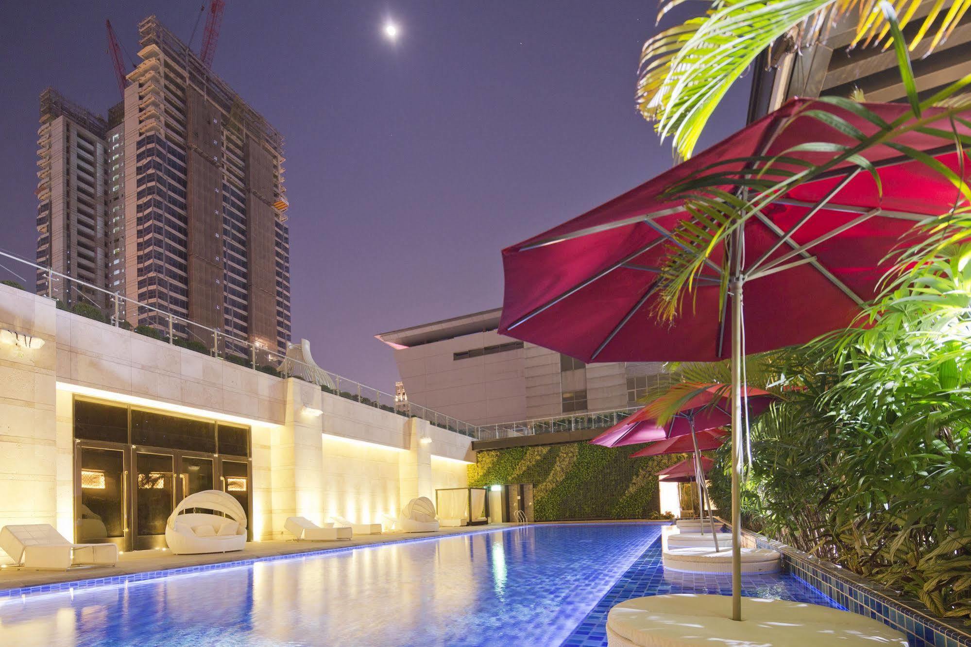 The Lin Hotel Taichung Esterno foto The swimming pool at the hotel