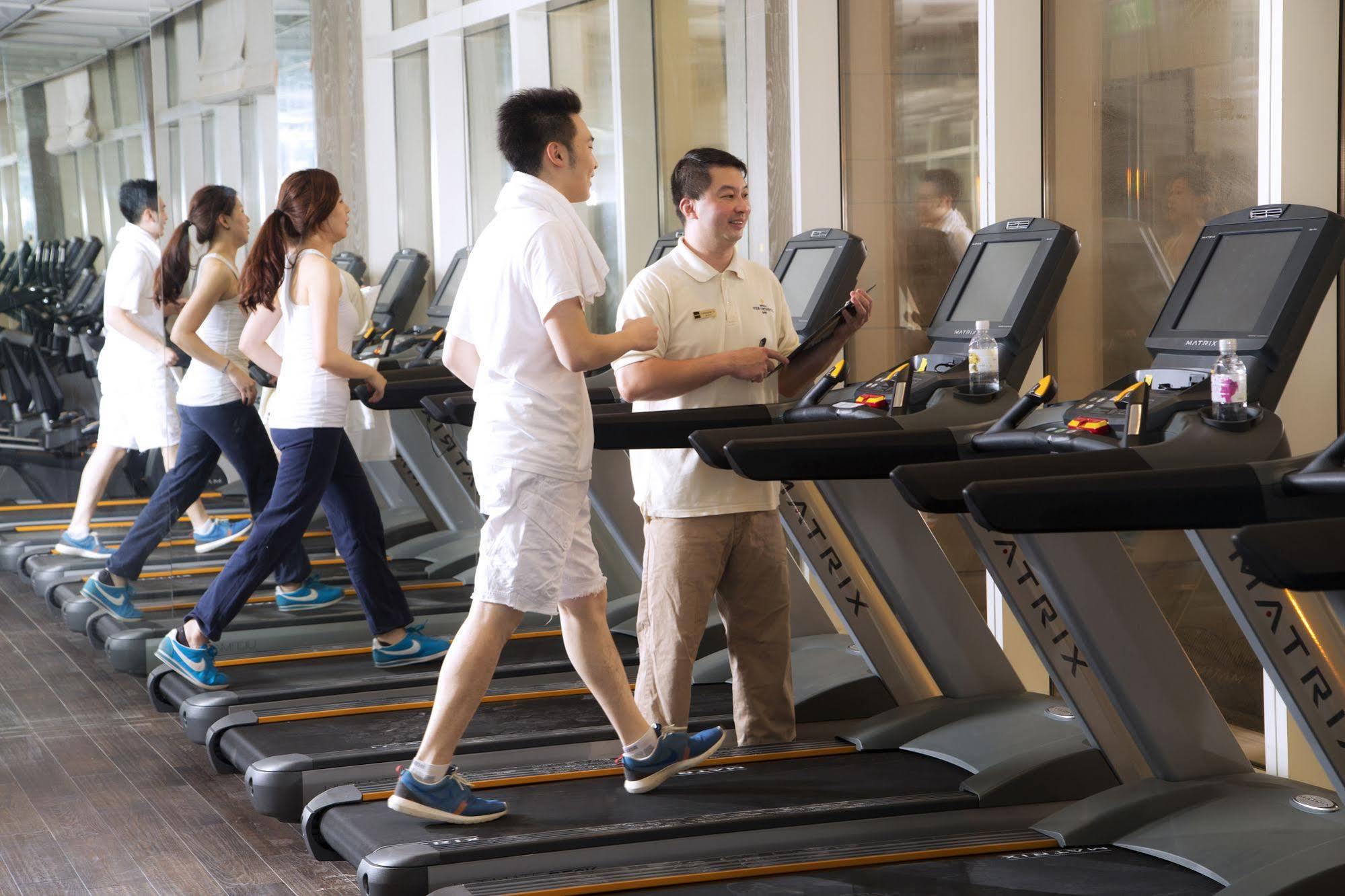 The Lin Hotel Taichung Esterno foto People exercising on treadmills