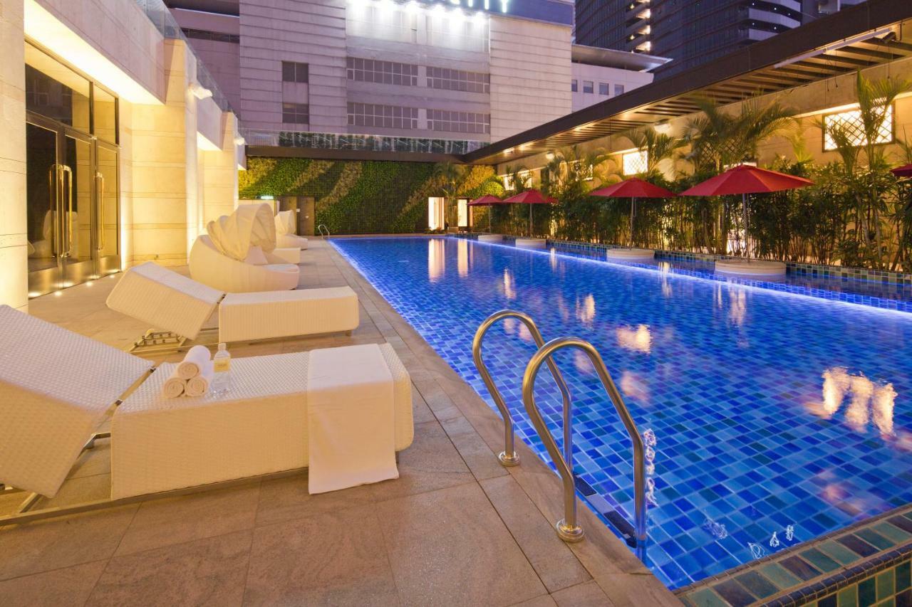 The Lin Hotel Taichung Esterno foto The swimming pool at the hotel